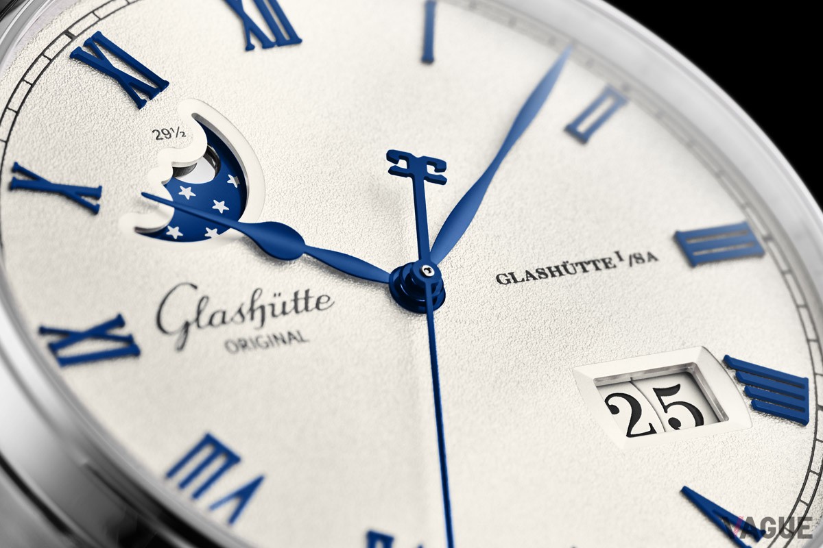 ポリッシュ仕上げを施したブルーの洋ナシ型針とダブルGロゴ付き秒針