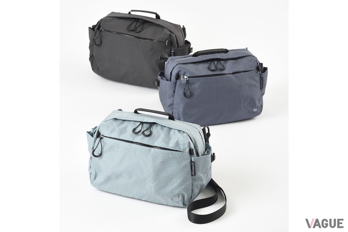 手荷物が多い時や、上からジャケットを羽織っているシーンなどで便利な「TROT SPECTRA ショルダーバッグ」