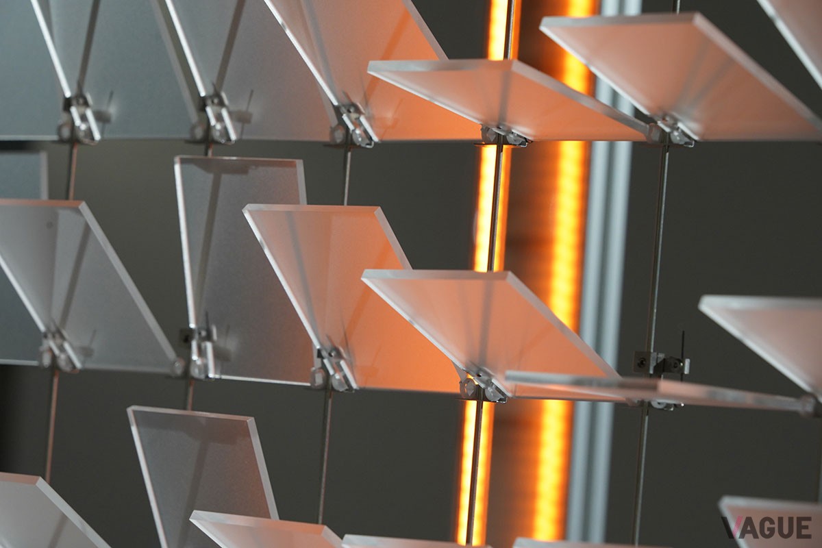 暖かくなるとヒンジがU字に戻ろうとするため、ルーバーが上方向に上がって閉じていく