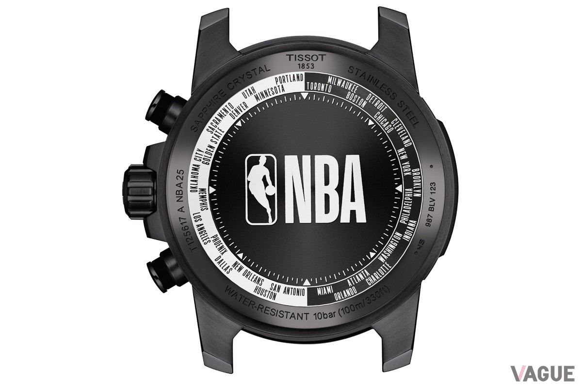 ケースバックには精巧なNBAロゴの刻印が施され、その周囲には各チーム名の由来となった都市や州が、西・東カンファレンスのチーム順に緯度順で並べられている