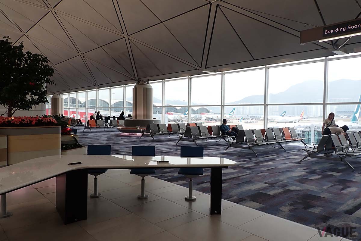 出発コンコースには十分すぎるくらいのベンチが配置されているが、長時間の待ちはやはりつらい