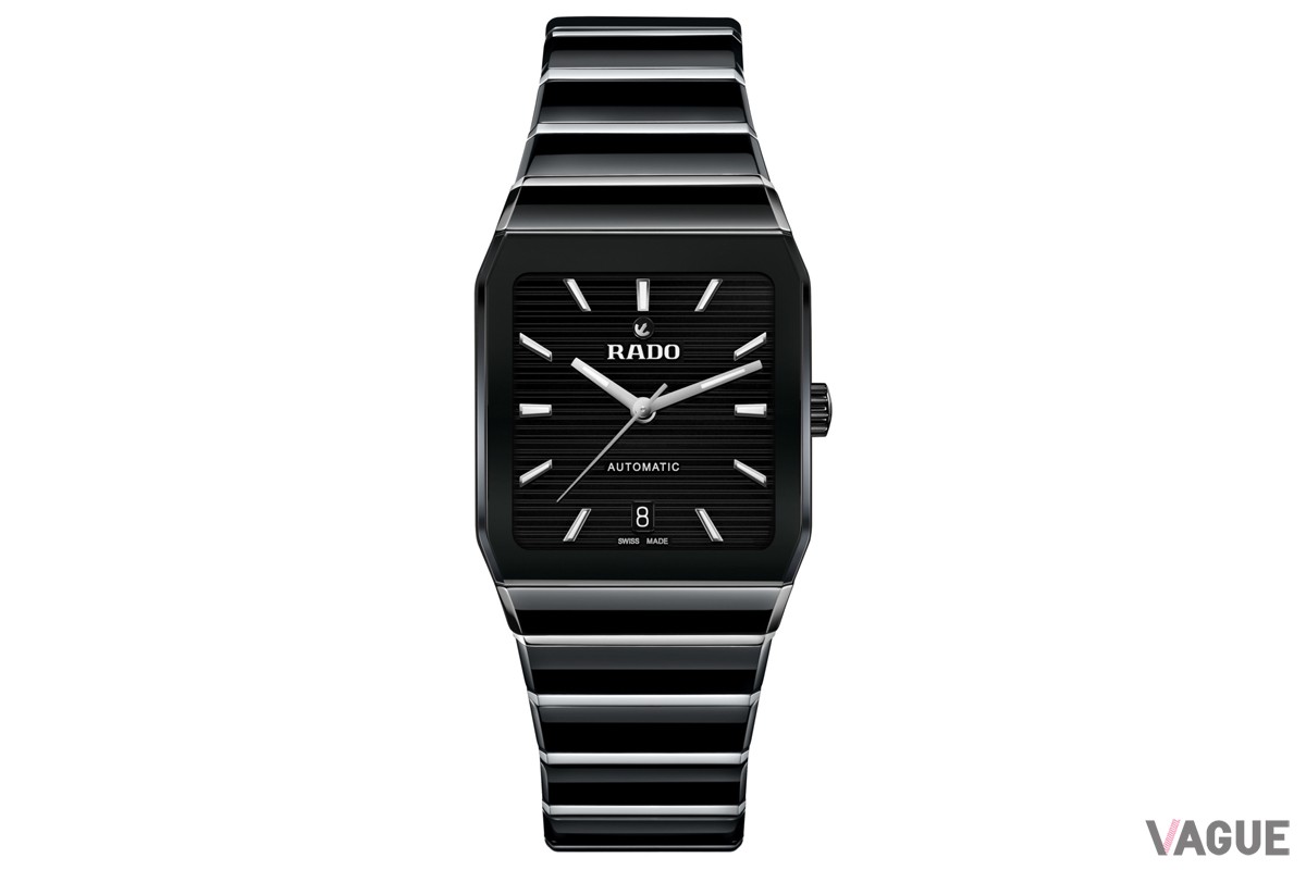 不規則な間隔で水平ラインが施されたブラックラッカー仕上げのダイヤルが特徴