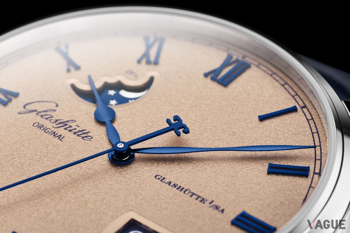 曲線を描く開口部から覗くムーンフェイズ