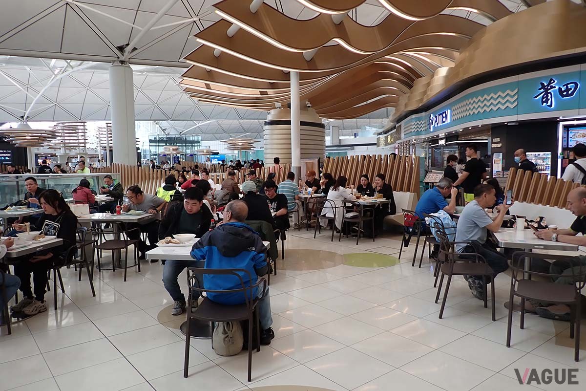 出国審査場を出てすぐにあるフードコートのお料理は市価よりも割高だが、いつも人でいっぱい