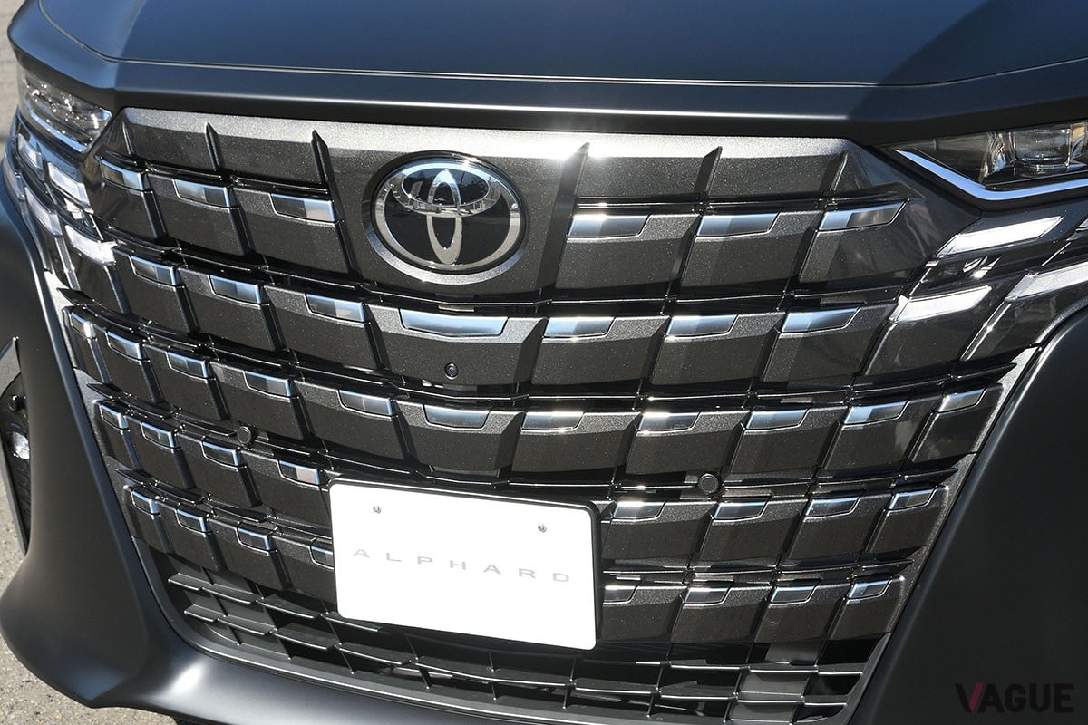 トヨタ「アルファード スペーシャスラウンジ」