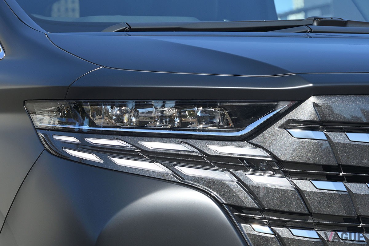 トヨタ「アルファード スペーシャスラウンジ」