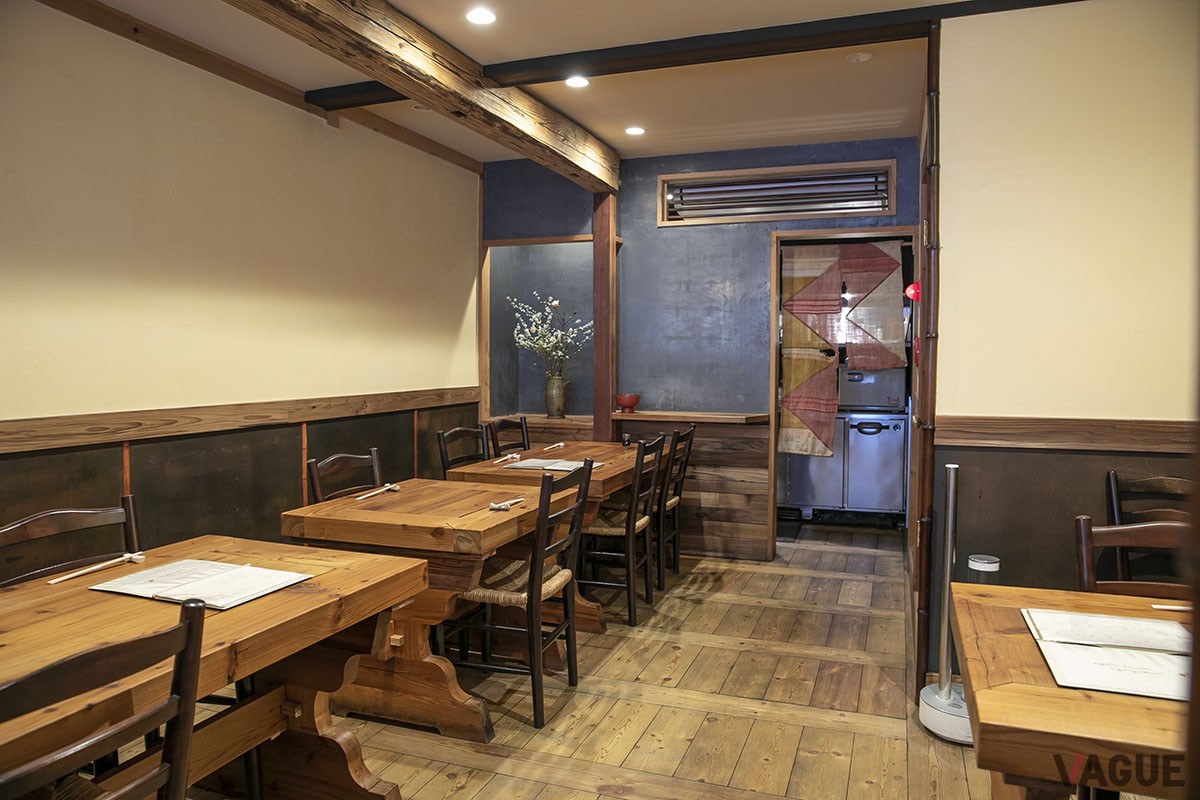 2階はテーブル席。場所柄ビジネスの会食で食べにくる人も多い