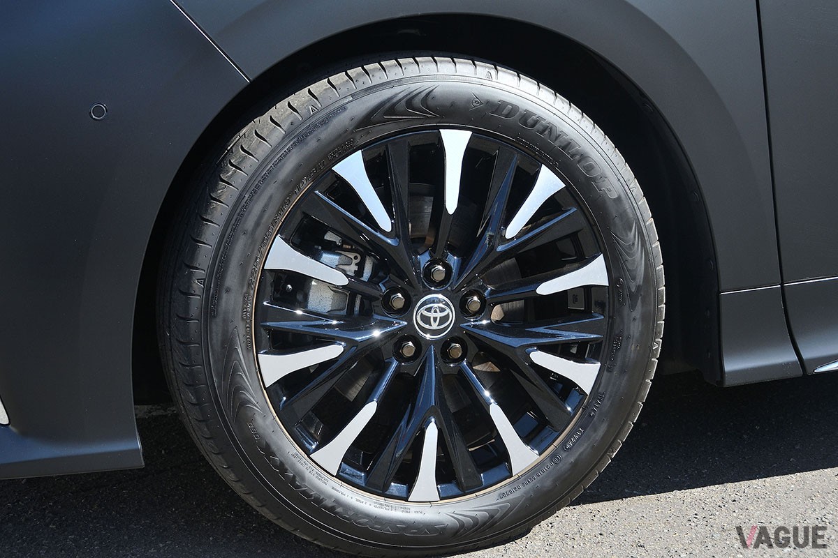 トヨタ「アルファード スペーシャスラウンジ」