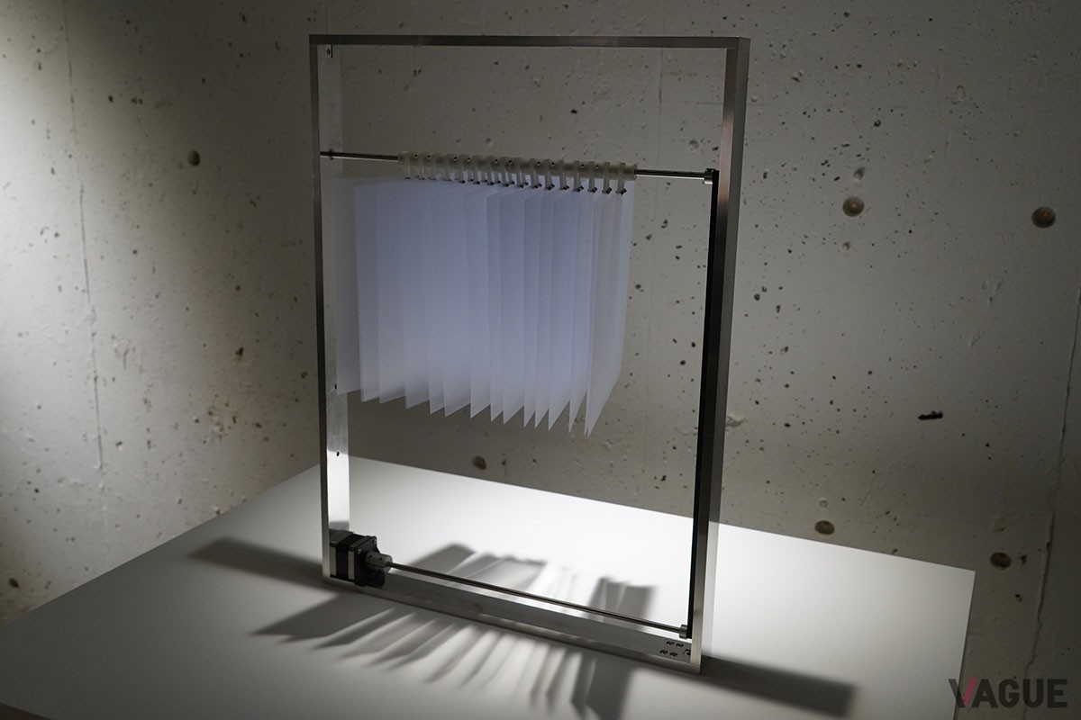 本能的な心地よさを工業的な手段で再現するというプロジェクトの「Continuity」。薄いフィルムがさらさらと風にゆらぐように動く