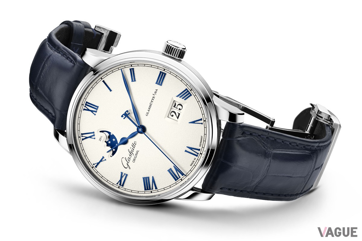 サテン仕上げとポリッシュ仕上げを施した、直径40mmのラウンド型ステンレススティール・ケースは、芸術的でエレガントなフレームだけでなく高い堅牢性を実現