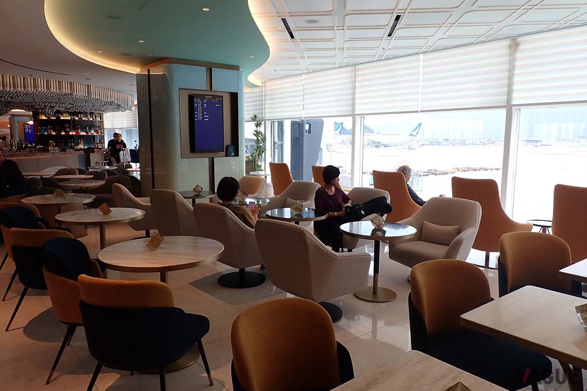 カイララウンジからは大きな窓を通して駐機場が見渡せる。混雑度はあまり高くない