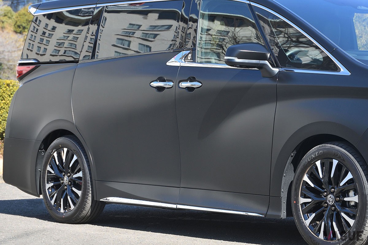 トヨタ「アルファード スペーシャスラウンジ」