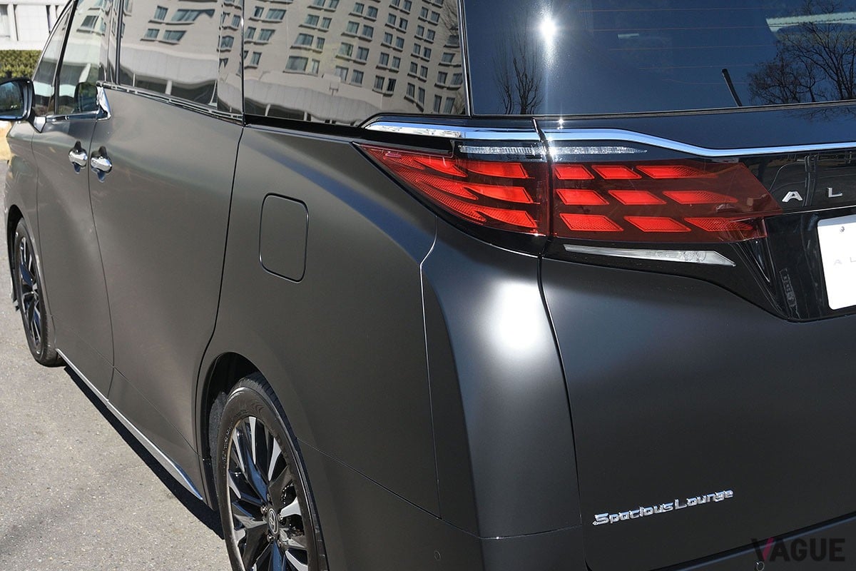 トヨタ「アルファード スペーシャスラウンジ」