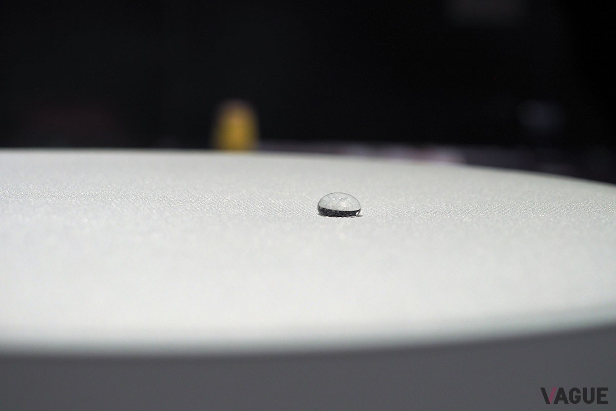 水滴が円形の盤面を不規則に動き回る「Presence」