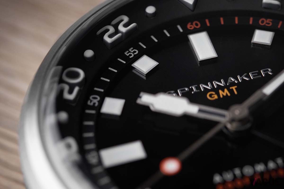 「SP-5121-66」（7万1500円 消費税込）では蓄光素材は清潔感のあるホワイトを採用。昼夜を問わず優れた視認性を発揮する。