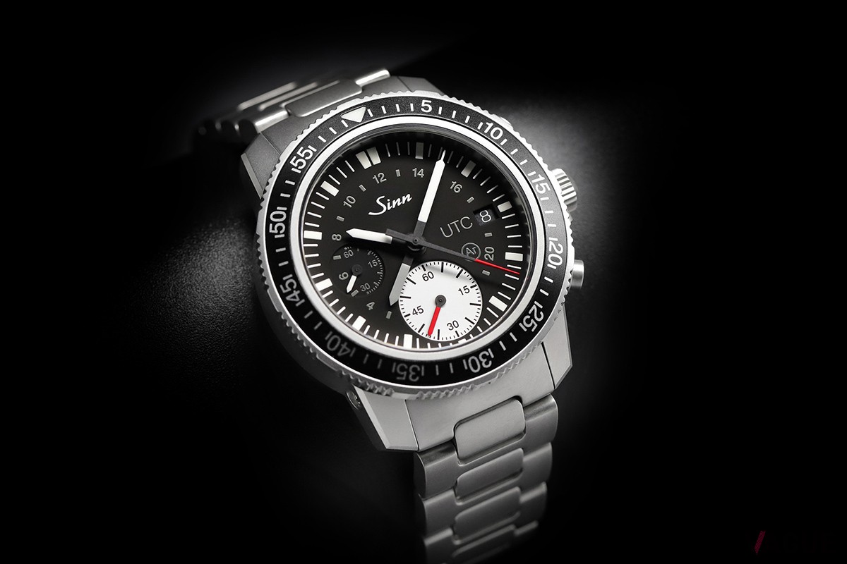 「SINN 613 St UTC」UTCやデイト表示など情報量の多いモデルだが60分積算計を白ヌキデザインとしたことで視認性は上々だ