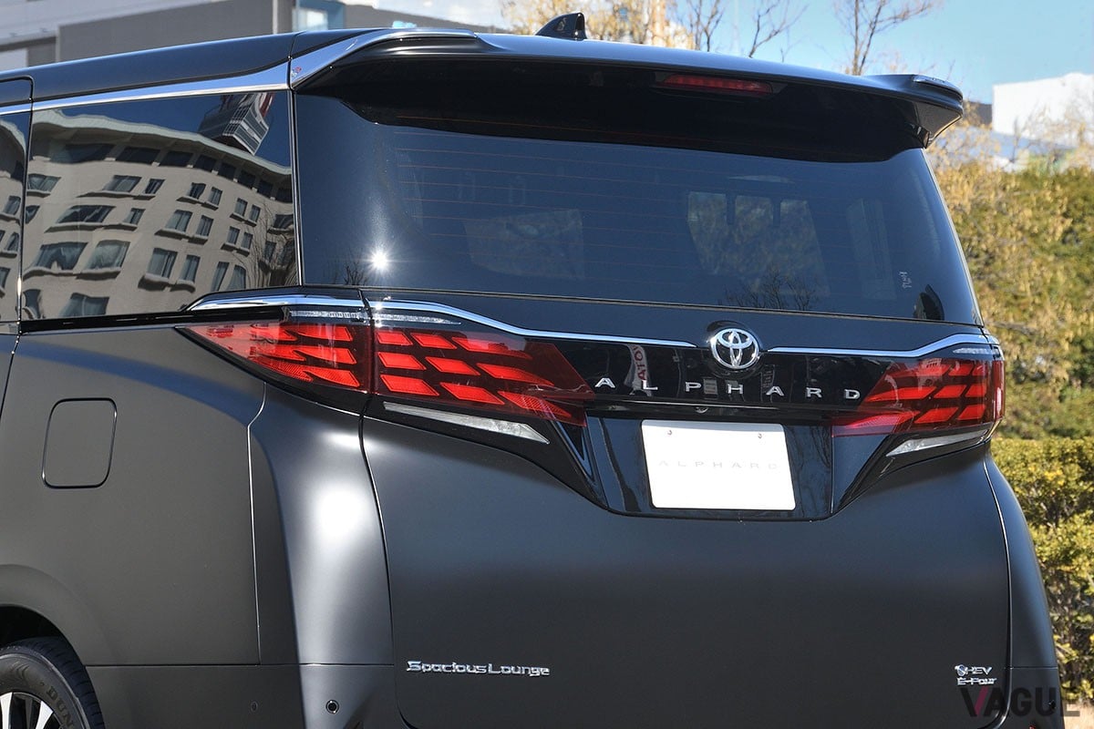 トヨタ「アルファード スペーシャスラウンジ」