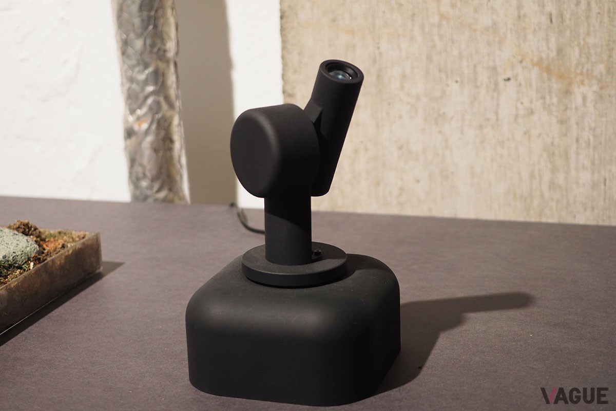 月のリアルタイムな動きを室内に投影する「MEGURU」