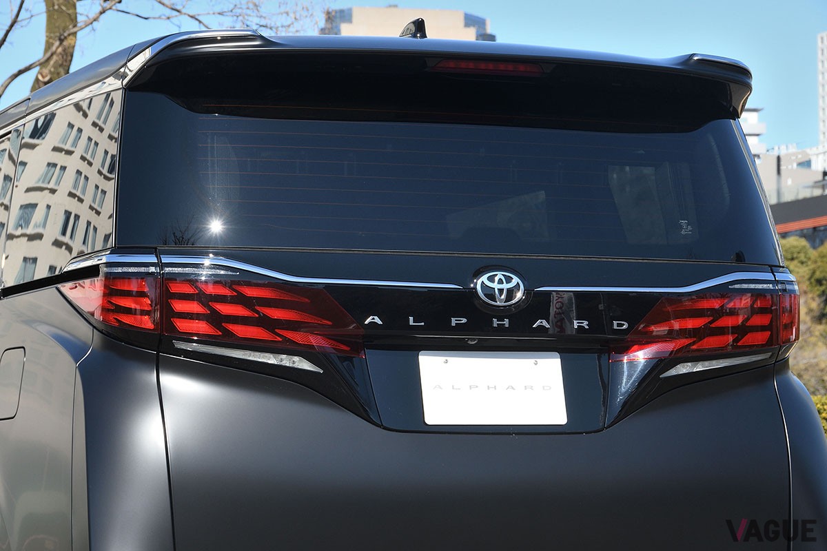 トヨタ「アルファード スペーシャスラウンジ」