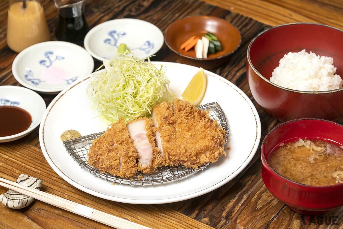 「ロースかつ（150g）」2,145円に、ご飯・おつけもの330円、味噌汁275円