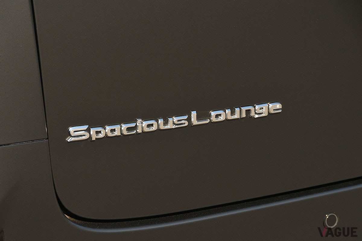 トヨタ「アルファード スペーシャスラウンジ」