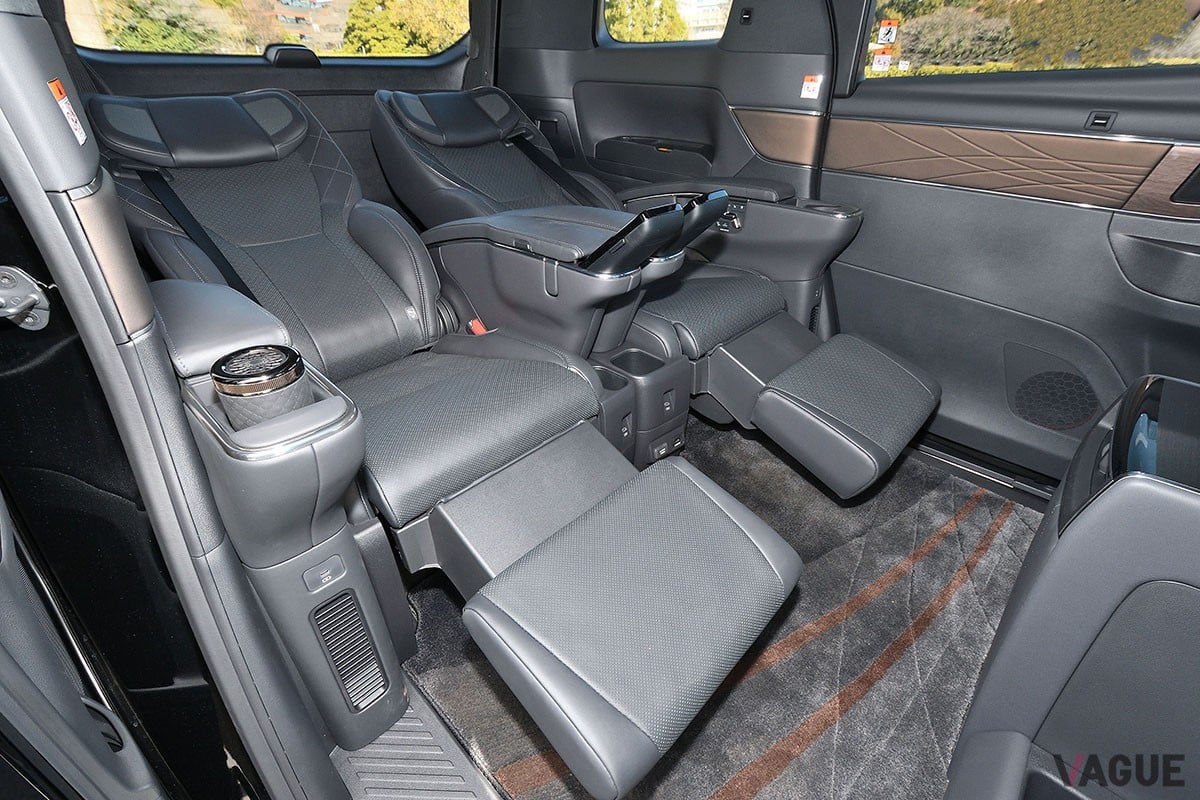 トヨタ「アルファード スペーシャスラウンジ」