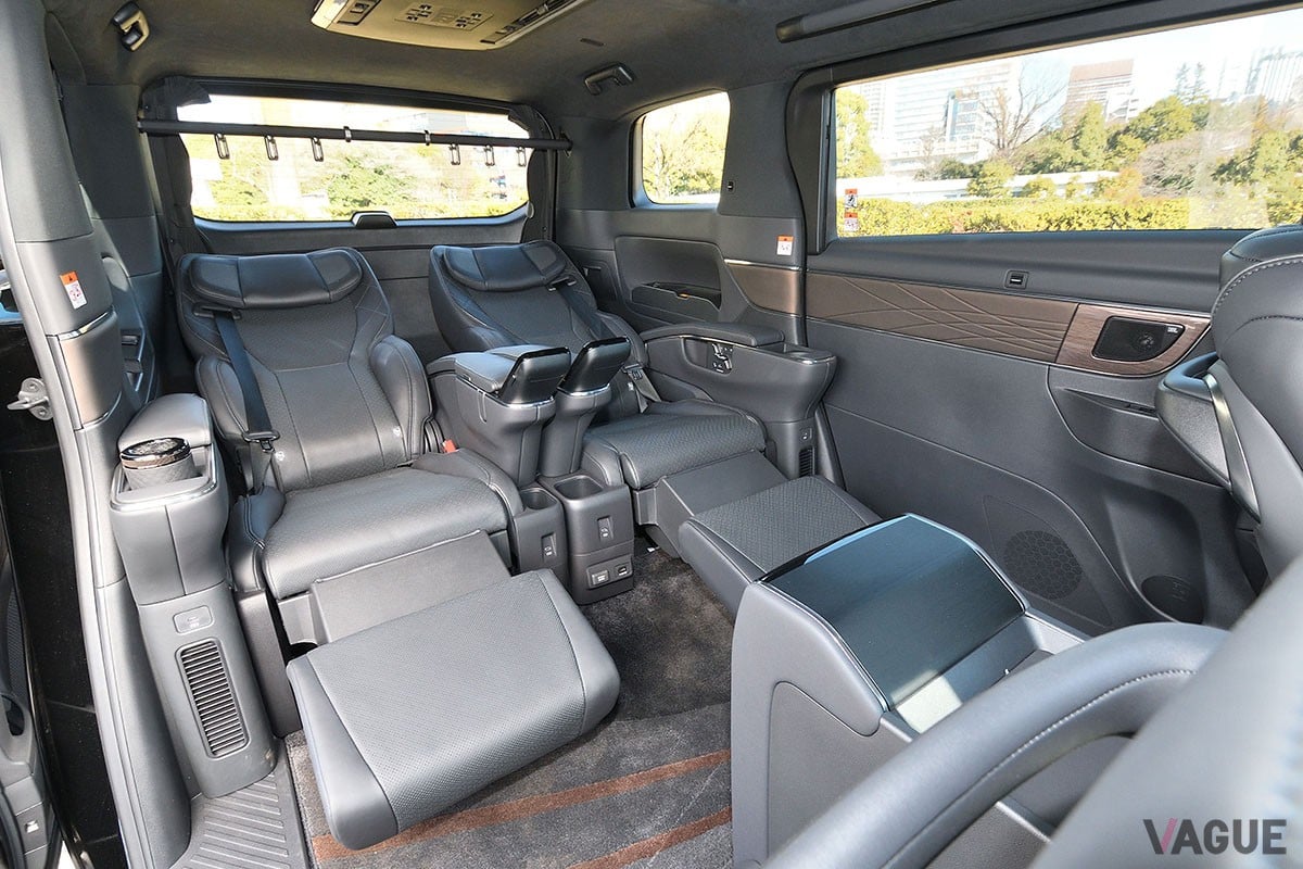 トヨタ「アルファード スペーシャスラウンジ」