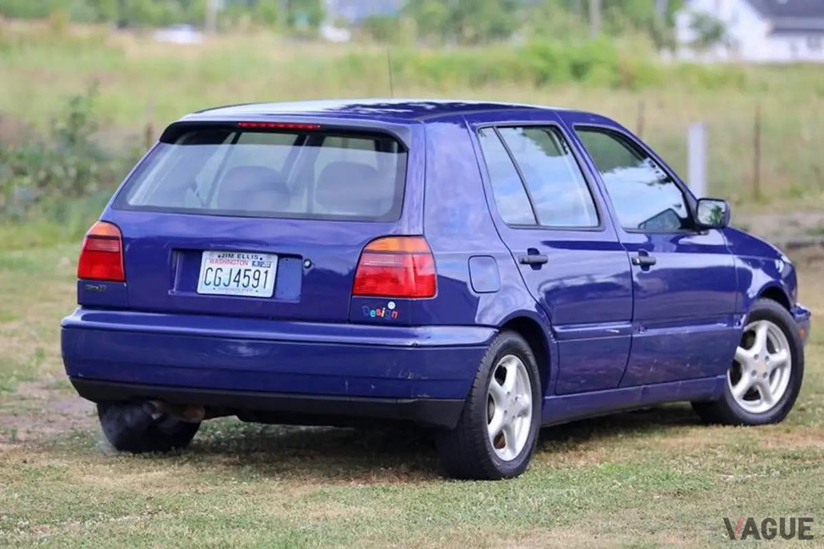 米国の中古車市場で売りに出されたVW「ゴルフ・ハーレクイン」。元はカラフルな特別仕様車だが、ディーラーにより単色のシャガール・ブルーにされた“世界に1台”のモデルという