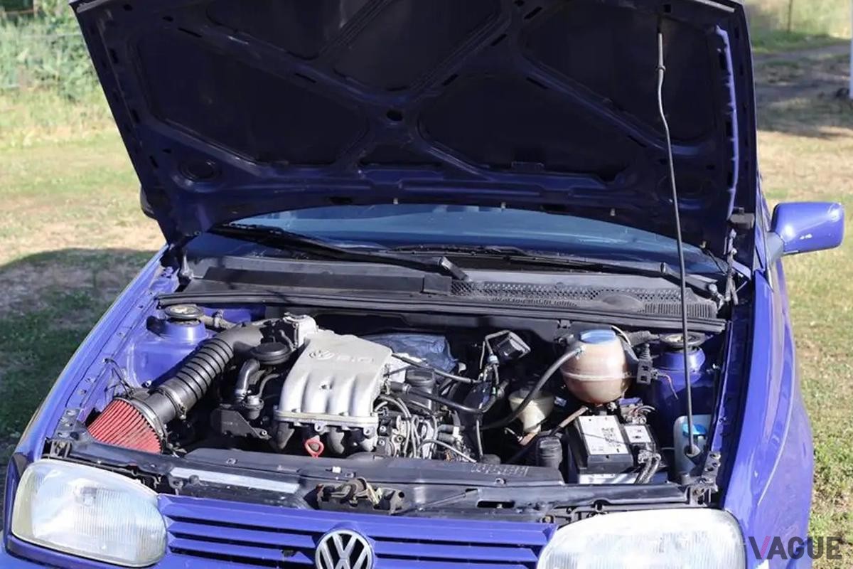 米国の中古車市場で売りに出されたVW「ゴルフ・ハーレクイン」。元はカラフルな特別仕様車だが、ディーラーにより単色のシャガール・ブルーにされた“世界に1台”のモデルという