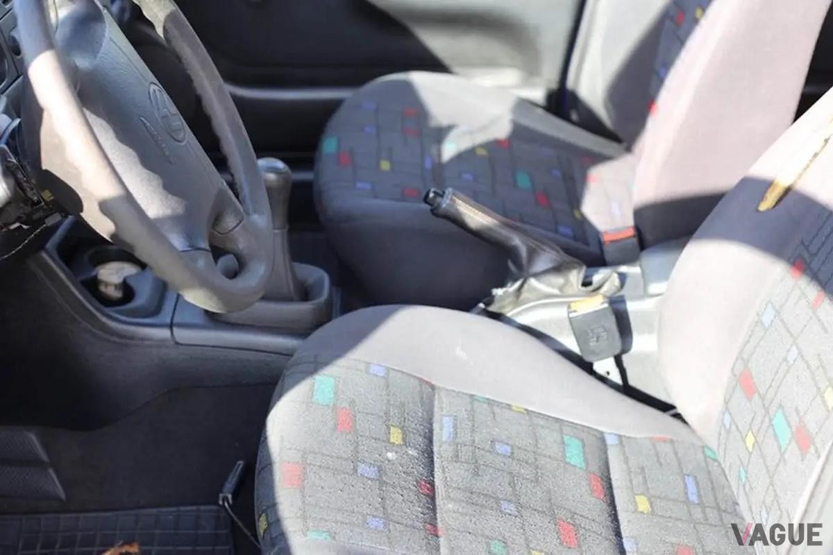 米国の中古車市場で売りに出されたVW「ゴルフ・ハーレクイン」。元はカラフルな特別仕様車だが、ディーラーにより単色のシャガール・ブルーにされた“世界に1台”のモデルという