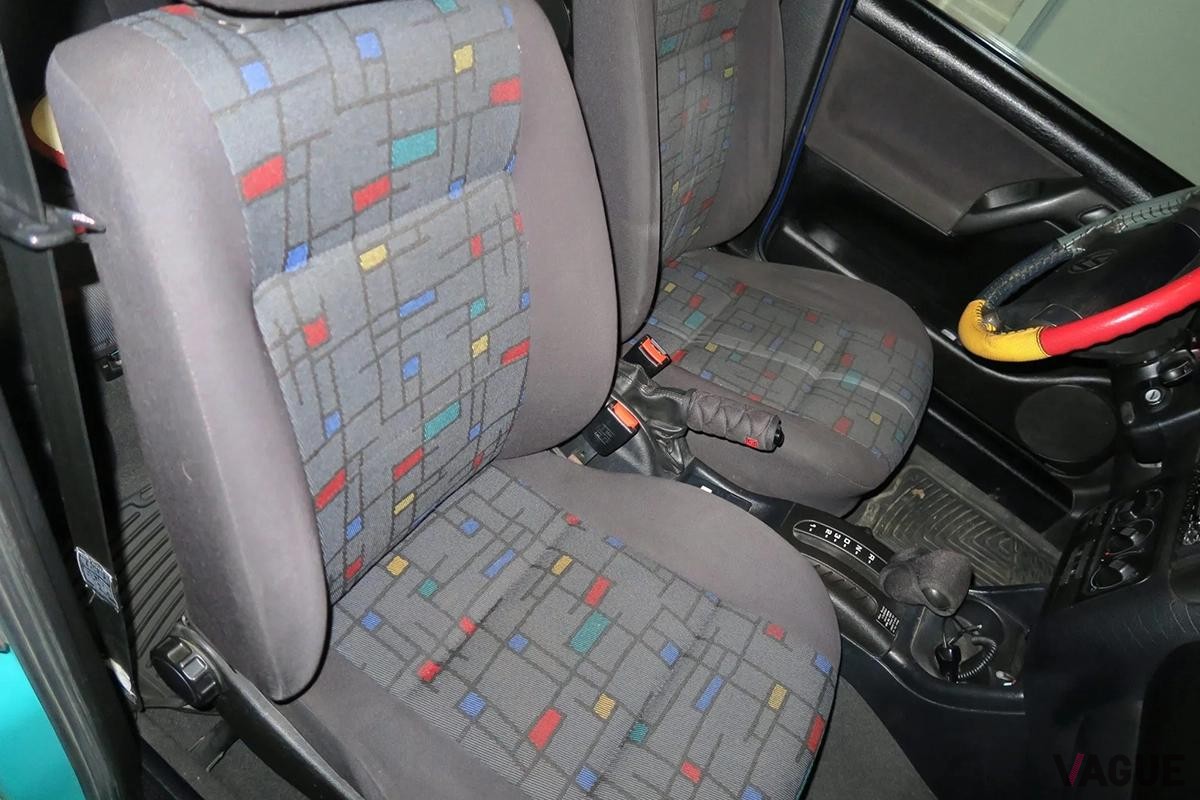 米国の中古車市場で売りに出されたVW「ゴルフ・ハーレクイン」。元はカラフルな特別仕様車だが、ディーラーにより単色のシャガール・ブルーにされた“世界に1台”のモデルという