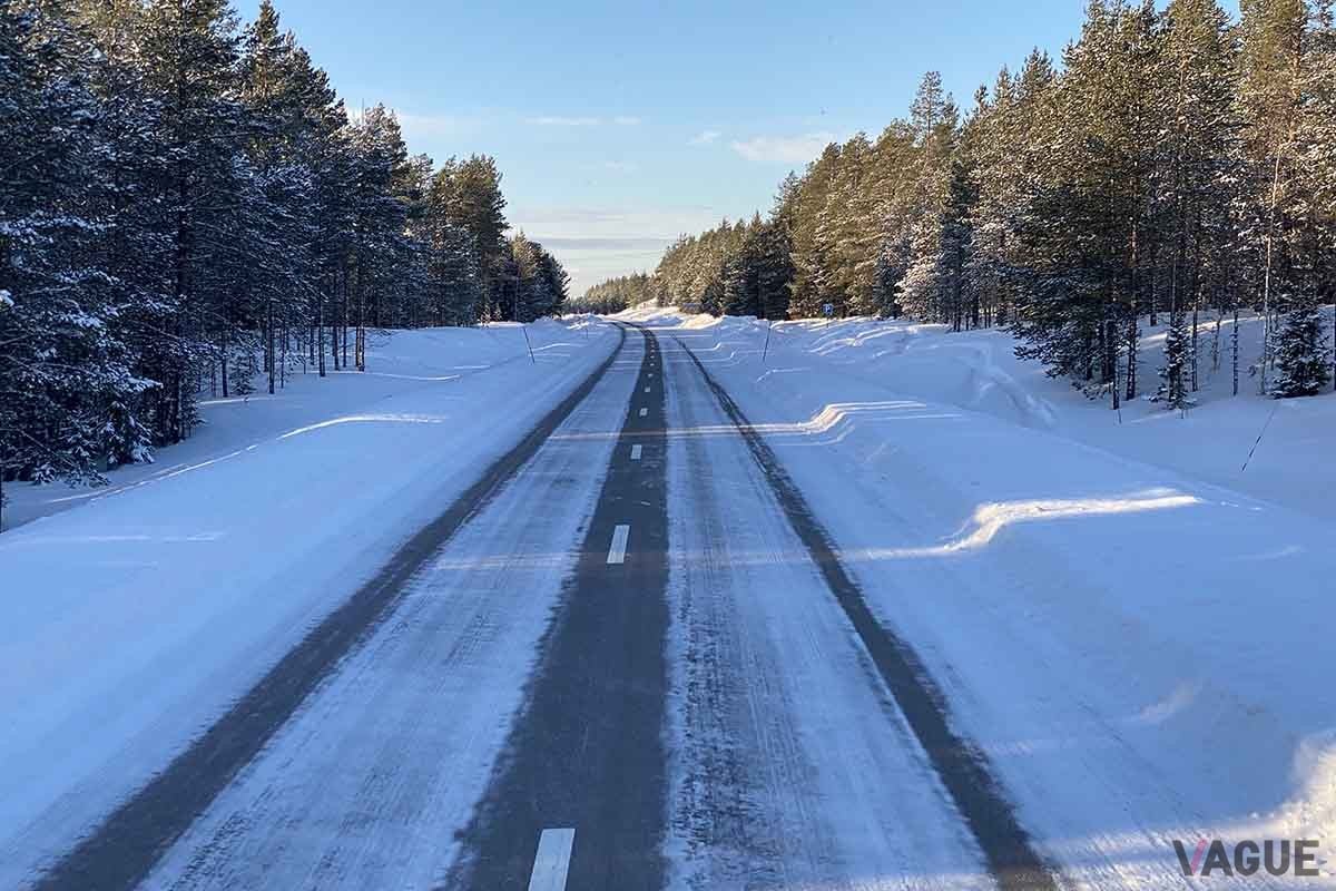 スウェーデンの一般道。厳冬期の2月なのにアスファルトが露出している道もあった