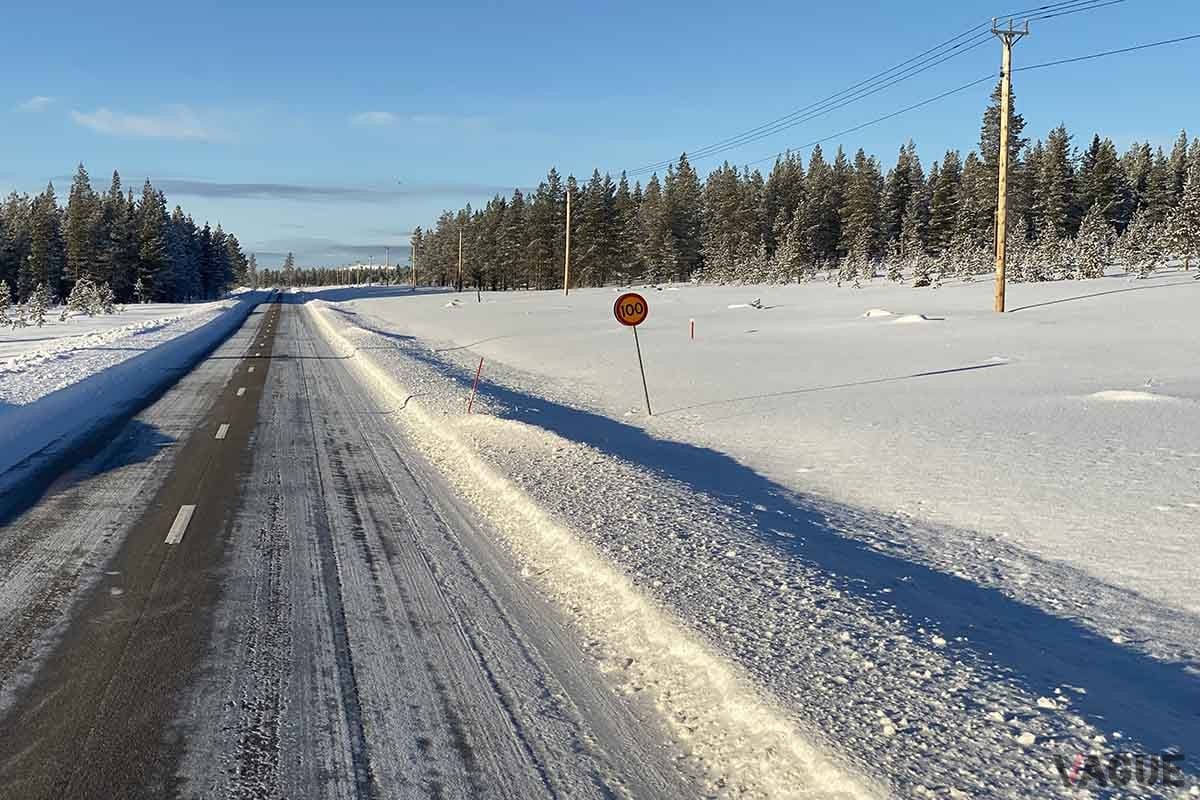 スウェーデンの一般道。厳冬期の2月なのにアスファルトが露出している道もあった