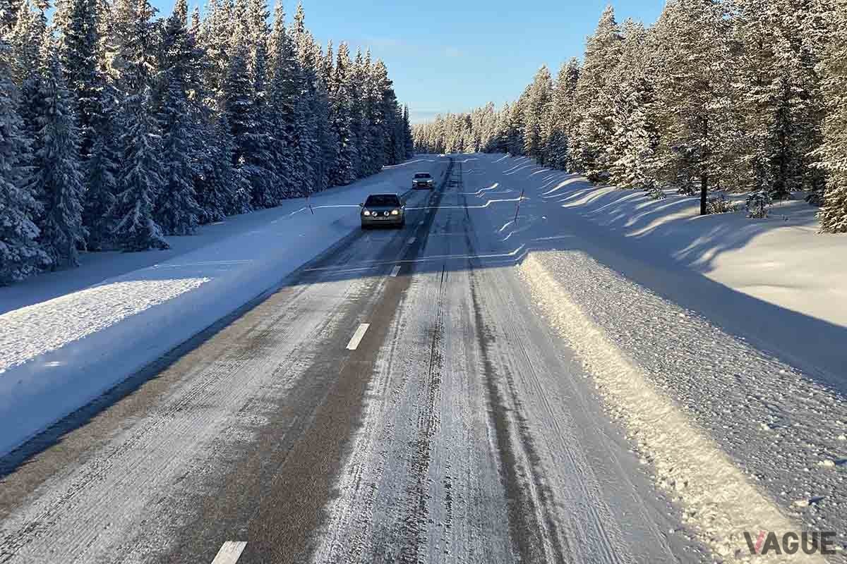 スウェーデンの一般道。厳冬期の2月なのにアスファルトが露出している道もあった