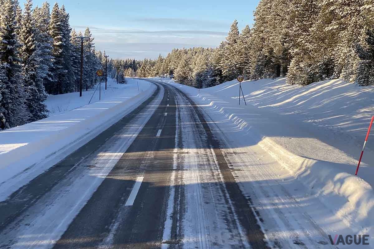 スウェーデンの一般道。厳冬期の2月なのにアスファルトが露出している道もあった
