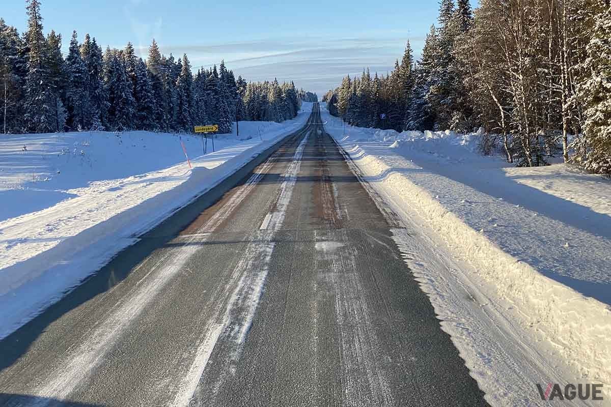 スウェーデンの一般道。厳冬期の2月なのにアスファルトが露出している道もあった