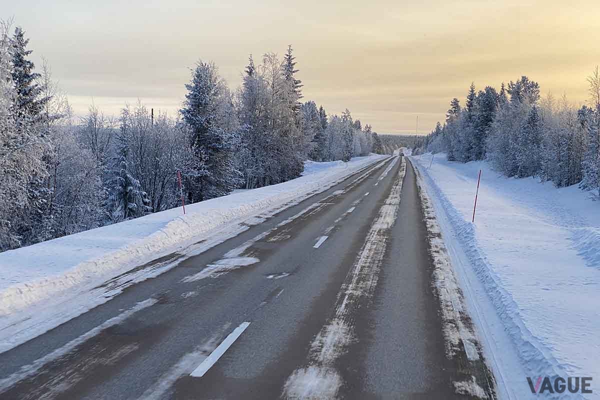 スウェーデンの一般道。厳冬期の2月なのにアスファルトが露出している道もあった