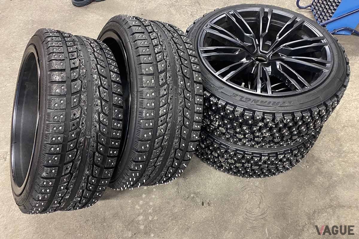 スウェーデンの一般道。厳冬期の2月なのにアスファルトが露出している道もあった