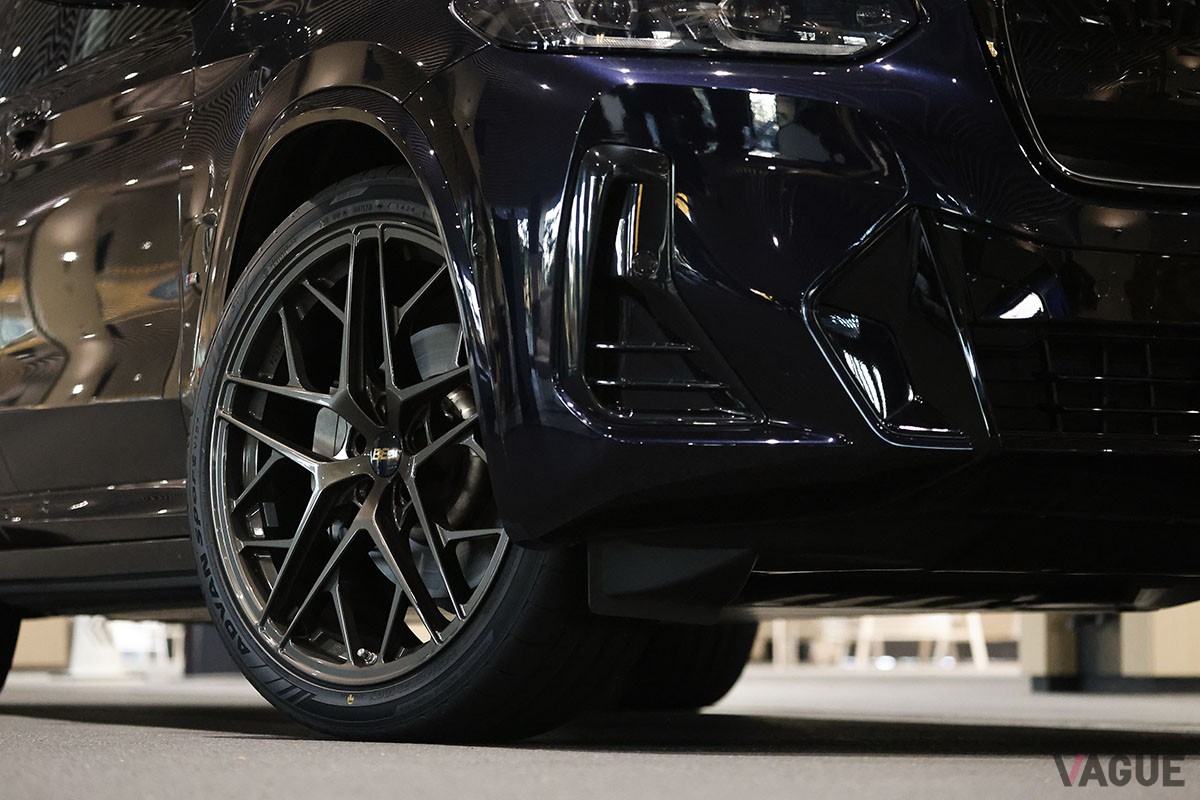 「FL」を装着したBMW「iX3 M Sport」