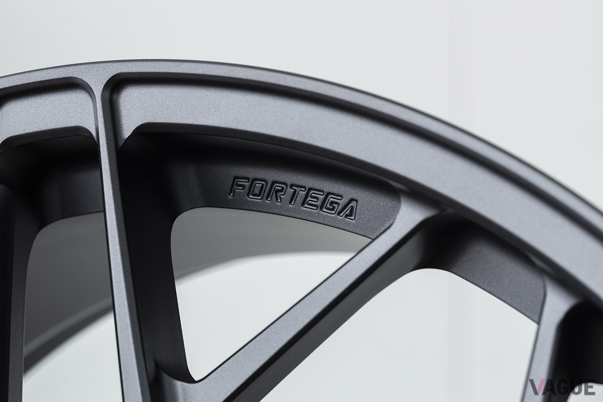 フォルテガ製鍛造1ピースホイール「FL」。※写真のマットエボニー（MEB）は参考カラーのため発売未定