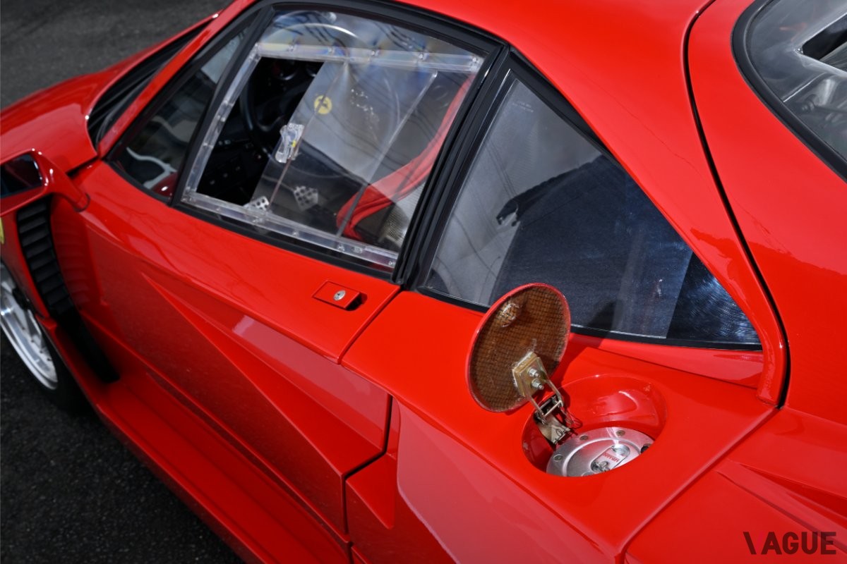 フェラーリ「F40」は両サイドにそれぞれ1個ずつ燃料タンクが設けられています