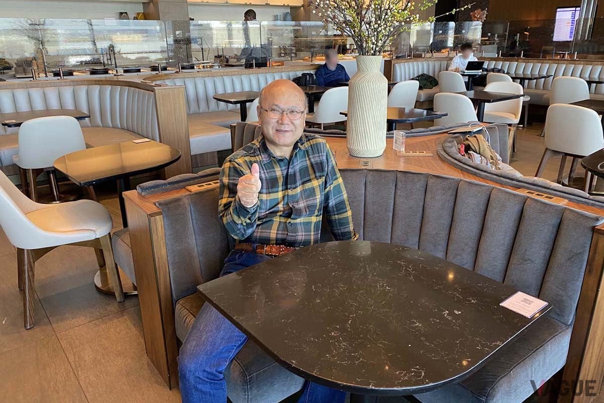 ニューヨークのJFK空港にあるアメリカン航空のフラッグシップラウンジでくつろぐ筆者・ph15