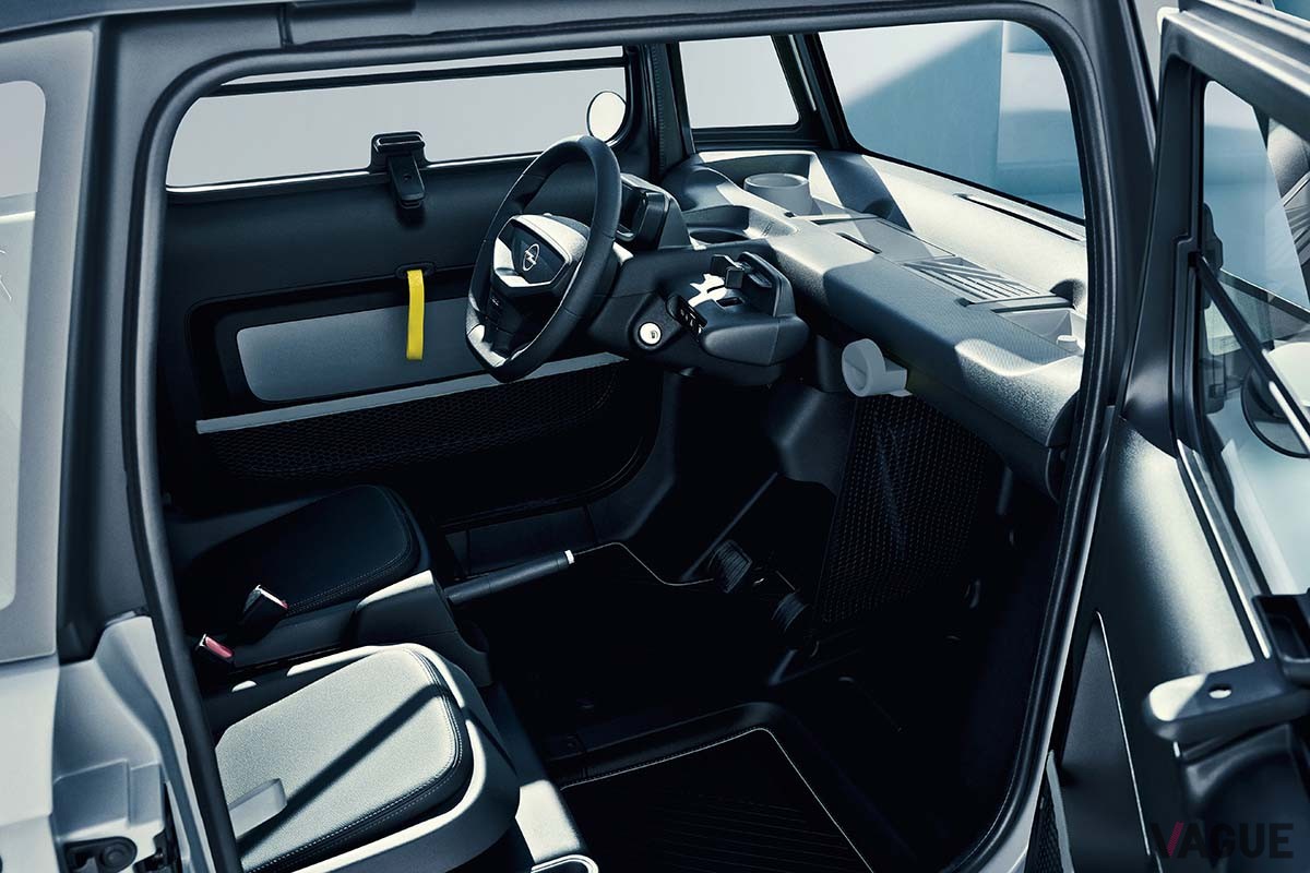 初公開されたオペル改良新型「ロックス」のインテリア