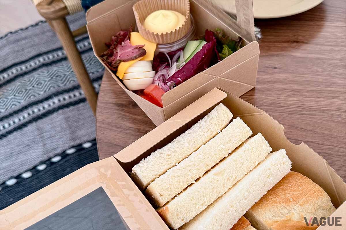 朝食は食材を自分ではさんで完成させるDIYサンドイッチ