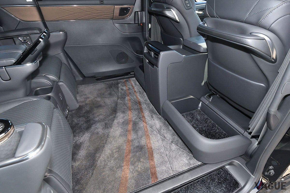 トヨタ「アルファード スペーシャスラウンジ」