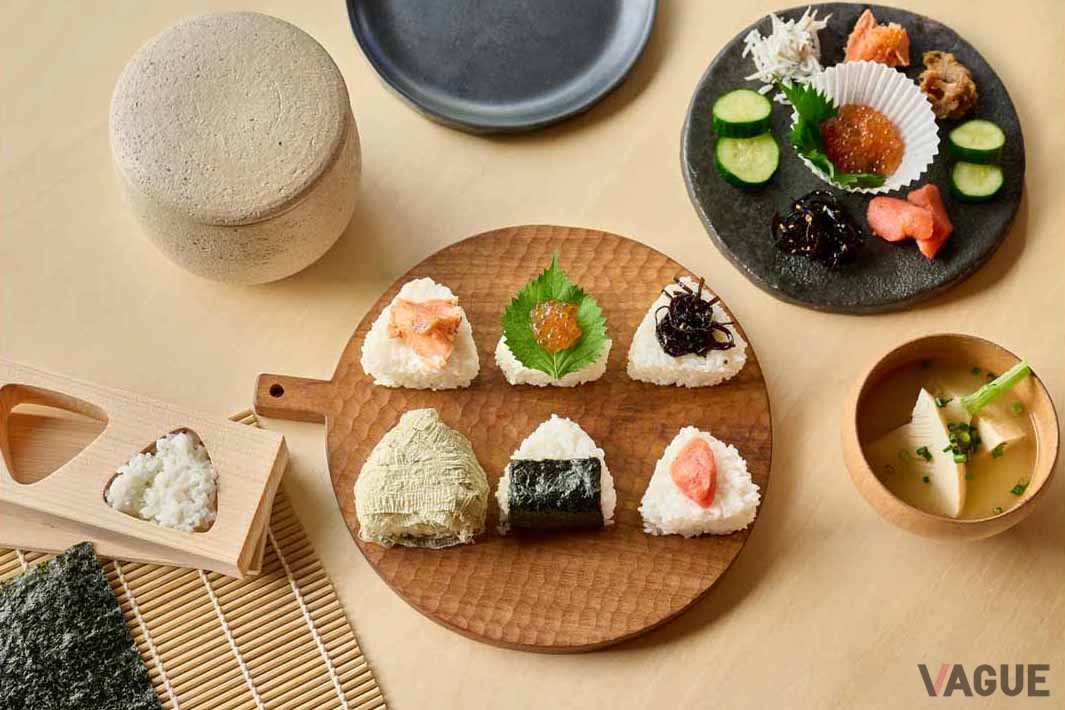 朝食は地元の新鮮な食材を使ったおむすびも選択可能