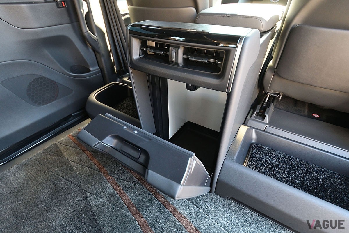 トヨタ「アルファード スペーシャスラウンジ」