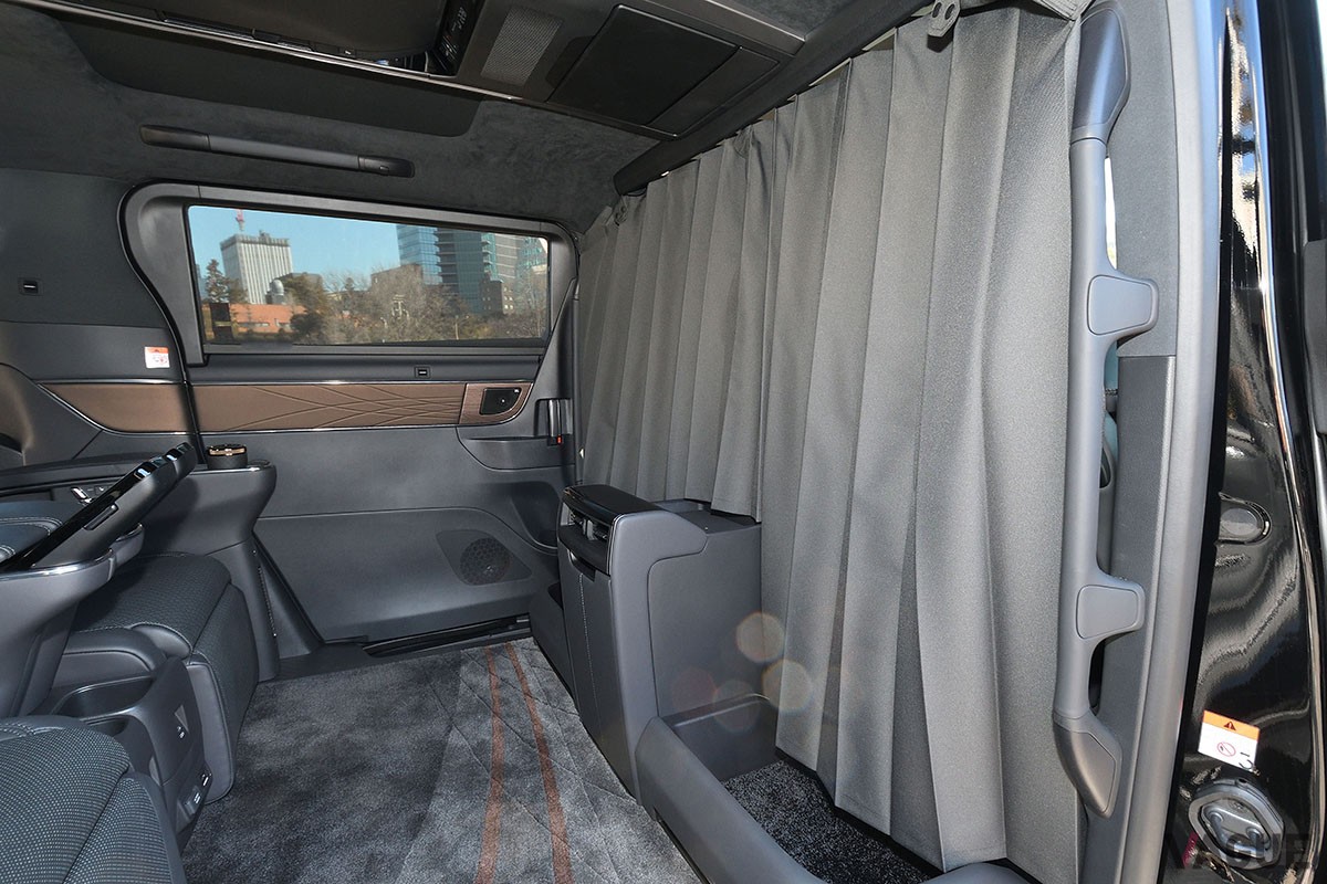 トヨタ「アルファード スペーシャスラウンジ」