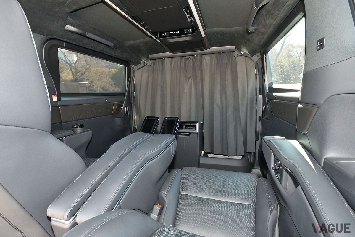 トヨタ「アルファード スペーシャスラウンジ」