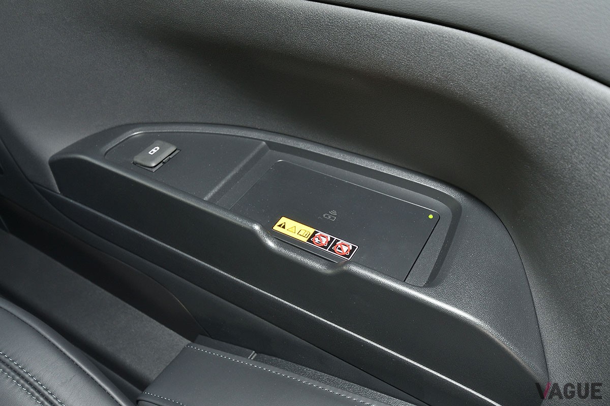 トヨタ「アルファード スペーシャスラウンジ」